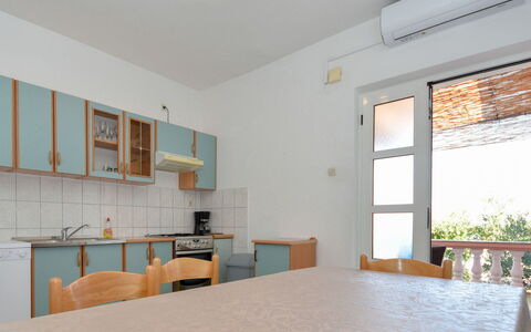 Ines: Propiedad, Mesa, Mueble, Silla, Ventana, Gabinetes, Edificio, Madera, Encendiendo, Diseño De Interiores