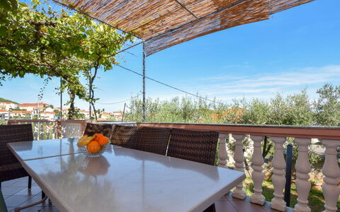 Ines: Mesa, Mueble, Cielo, Propiedad, Vajilla, Silla, Sombra, Mueble Para Exteriores, Árbol, Mesa Al Aire Libre