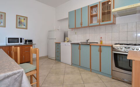 Ines: Gabinetes, Mueble, Fregadero, Mostrador, Edificio, Lavabo, Grifo, Aparato De Cocina, Estufa De Cocina, Madera