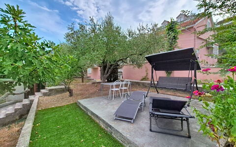 Ines: Vía Muerta, Jardín, Cabaña, Mueble Para Exteriores, Sombra, Yarda, Edificios Del Jardín, Patio Interior, Paisajismo, Madera Dura
