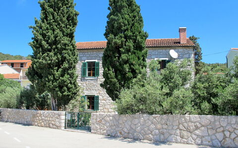 Stefan: Propiedad, Casa, Árbol, Pared, Barrio Residencial, Edificio, Arquitectura, By, Bienes Raíces, Casa