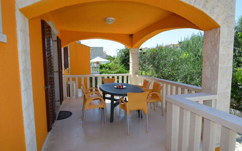 Gorana: Propiedad, Mesa, Mueble, Planta, Edificio, Sombra, Cielo, Silla, Diseño De Interiores, Mueble Para Exteriores