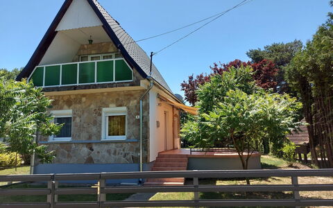 Violett: Cielo, Planta, Edificio, Ventana, Árbol, Madera, Casa, Cerca, Cabaña, Barrio Residencial