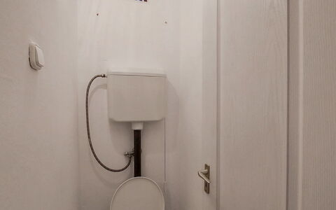 Violett: Arreglo De Tubería, Asiento Del Baño, Baño, Baño, Casa, Púrpura, Madera, Diseño De Interiores