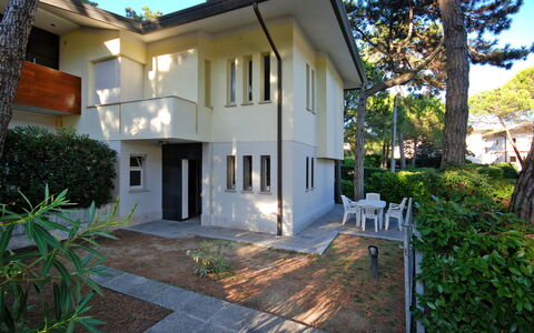 Villa Isolina: Planta, Edificio, Propiedad, Cielo, Ventana, Árbol, Casa, El Terreno Del Lote, Cabaña
