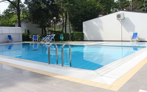 Villaggio Paradiso: Piscina, Propiedad, Loseta, Ocio, Centro De Ocio, Bienes Raíces, Edificio, Casa, Rectángulo, Arquitectura
