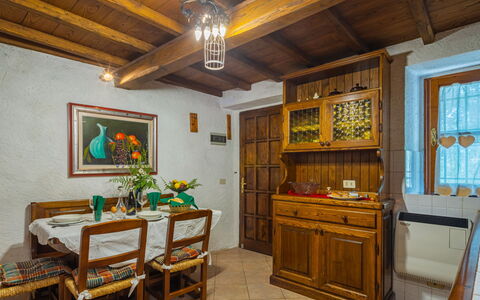 Vincio: Habitación, Propiedad, Edificio, Techo, Mueble, Diseño De Interiores, Haz, Casa, Casa, Suelo