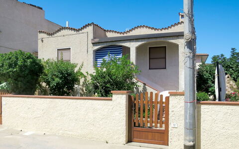 Lia: Cielo, Edificio, Ventana, Planta, Azur, Casa, Puerta, Sombra, Madera, Árbol