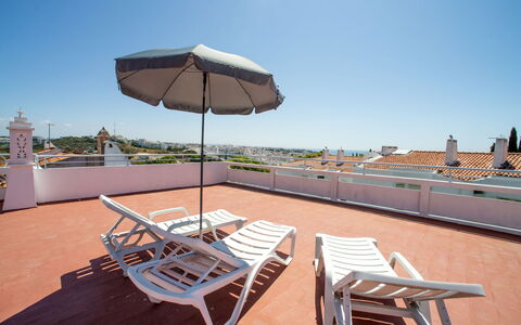 Azul: Cielo, Mueble, Mesa, Edificio, Paraguas, Mueble Para Exteriores, Sombra, Madera, Silla, Sunlounger