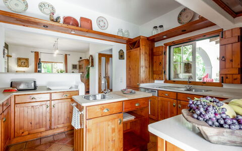Quintal das Oliveiras: Mostrador, Gabinetes, Mueble, Propiedad, Mesa, Ventana, Cajón, Marco, Cocina, Madera