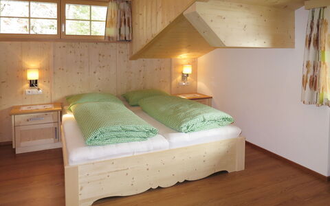 Nachbarbauer: Habitación, Cama, Mueble, Habitación, Propiedad, Marco De La Cama, Suelo, Sábana, Techo, Suelos De Madera