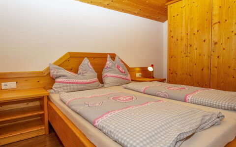 Eben im Pongau 603: Mueble, Propiedad, Comodidad, Madera, Naranja, Cama, Diseño De Interiores, Edificio, Suelo, Marco De La Cama