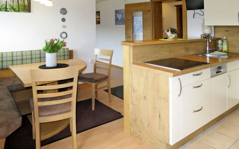 Radstadt 606: Mueble, Habitación, Propiedad, Cocina, Gabinetes, Mostrador, Diseño De Interiores, Edificio, Suelo, Casa
