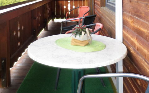 Radstadt 606: Mesa, Mueble, Ligero, Verde, Edificio, Madera, Mueble Para Exteriores, Silla, Hierba, Mesa Al Aire Libre