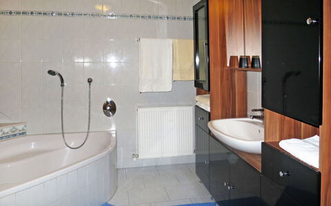 Kaprun 662: Grifo, Arreglo De Tubería, Lavabo, Propiedad, Bañera, Baño, Lavabo Del Baño, Diseño De Interiores, Encendiendo, Ducha