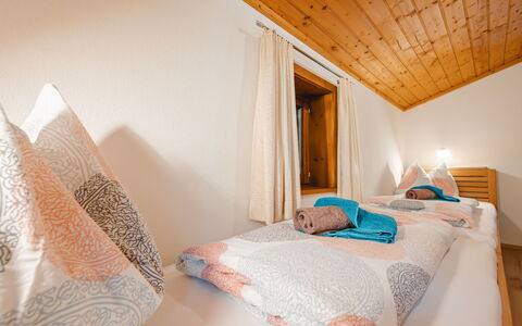 Angererhof: Habitación, Diseño De Interiores, Techo, Sábana, Cama, Casa, Lecho, Linos, Marco De La Cama, Almohada