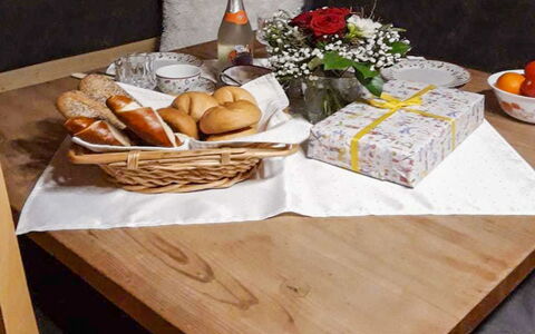 Sturmbachhütte: Mesa, Mueble, Habitación, Mostrador, Comedor, Madera, Diseño De Interiores, Desayuno Tardío, Madera Dura, Mesa De Café