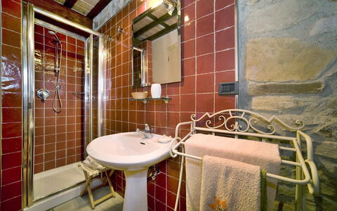 Al Mennucci: Baño, Propiedad, Habitación, Loseta, Edificio, Pared, Bienes Raíces, Diseño De Interiores, Casa, Arreglo De Tubería