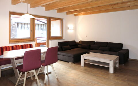Nina: Habitación, Mueble, Propiedad, Suelo, Edificio, Diseño De Interiores, Sala, Suelos De Madera, Techo, Madera Dura