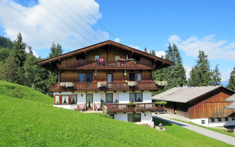 Kaltenbach 626: Nube, Cielo, Planta, Propiedad, Edificio, Ventana, Verde, Árbol, Paisaje Natural, Casa