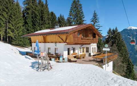 Kaltenbach 627: Cielo, Nieve, Propiedad, Árbol, Montaña, Ventana, Pendiente, Casa, Edificio, Planta