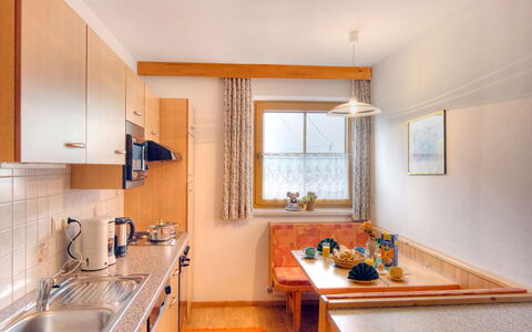 Landhaus Heim: Propiedad, Habitación, Diseño De Interiores, Edificio, Casa, Mueble, Mostrador, Techo, Lavabo, Arquitectura