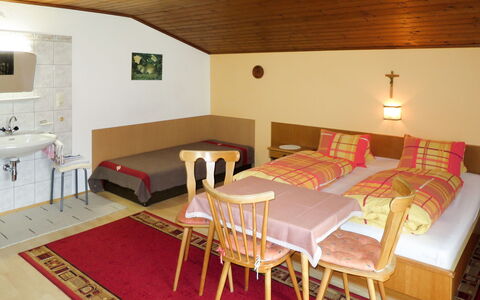 Bloserhof: Habitación, Mueble, Propiedad, Edificio, Diseño De Interiores, Techo, Suelo, Casa, Mesa, Bienes Raíces