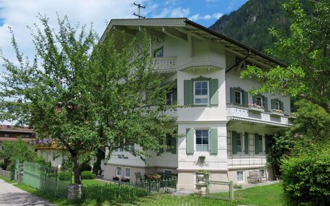 Mayrhofen 686: Casa, Propiedad, Casa, Edificio, Barrio Residencial, Bienes Raíces, Arquitectura, Cabaña, Barrio, Árbol