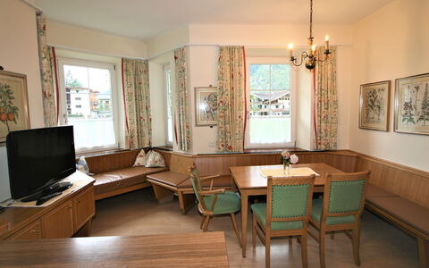 Mayrhofen 686: Mueble, Mesa, Propiedad, Marco, Madera, Ventana, Edificio, Silla, Piso, Suelo