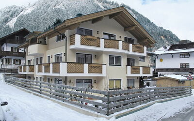 Mayrhofen 687: Cielo, Edificio, Propiedad, Nieve, Ventana, Montaña, Nube, Casa, Pendiente, Barrio