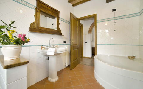 Broccolo: Baño, Habitación, Propiedad, Diseño De Interiores, Suelo, Loseta, Edificio, Bienes Raíces, Lavabo, Casa
