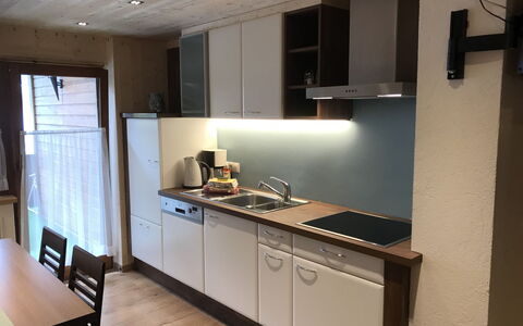 Prutz Kaunertal 656: Gabinetes, Mueble, Mostrador, Estufa De Cocina, Aparato De Cocina, Lavabo, Electrodoméstico, Madera, Silla, Cocina