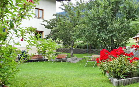 Tyrol: Planta, Flor, Edificio, Maceta, Ventana, Árbol, El Terreno Del Lote, Hierba, Plantas Leñosas, Cobertura Del Suelo