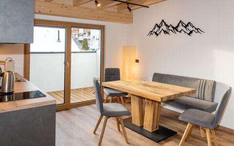 Kappl 605: Mueble, Piso, Diseño De Interiores, Madera, Suelo, Suelos De Madera, Mesa, Techo, Cocina Y Comedor Mesa, Comedor
