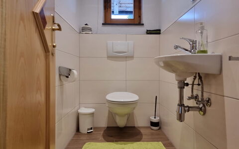 Apart Ladner: Espejo, Propiedad, Lavabo, Grifo, Arreglo De Tubería, Lavabo Del Baño, Baño, Púrpura, Diseño De Interiores
