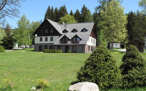 Harrachovka: Planta, Cielo, Propiedad, Edificio, Árbol, Paisaje Natural, Casa, El Terreno Del Lote, Hierba, Cabaña