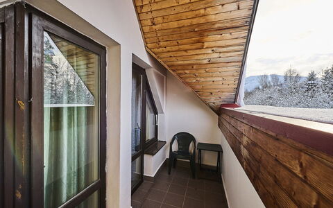 Klondajk: Edificio, Madera, Ventana, Diseño De Interiores, Sombra, Piso, Suelo, Madera Dura, Bienes Raíces, Manchas De Madera