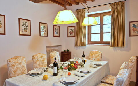 Casavecchia: Mesa, Mueble, Vajilla, Propiedad, Ventana, Silla, Marco, Manteles, Diseño De Interiores, Plato
