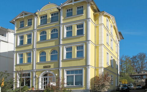 Ostseebad Sellin 617: Cielo, Planta, Edificio, Propiedad, Ventana, Rueda, Diseño Urbano, Condominio, Árbol, Bloque De Pisos
