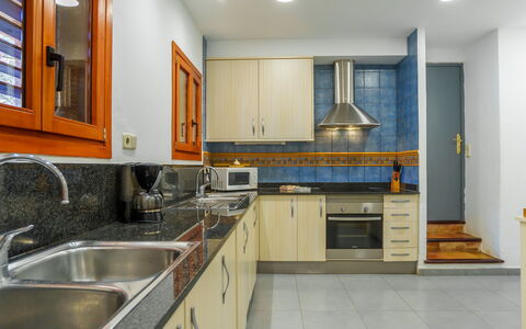 Finca L'Embat: Grifo, Fregadero, Lavabo, Mostrador, Gabinetes, Propiedad, Arreglo De Tubería, Diseño De Interiores, Madera, Cocina