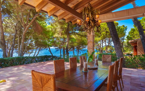 Finca L'Embat: Mesa, Planta, Propiedad, Mueble, Naturaleza, Madera, Silla, Encendiendo, Mueble Para Exteriores, Diseño De Interiores