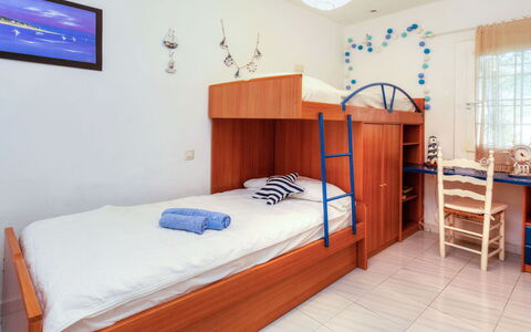 Villa Blanca Feliu: Habitación, Cama, Habitación, Mueble, Propiedad, Sábana, Colchón, Marco De La Cama, Edificio, Lecho