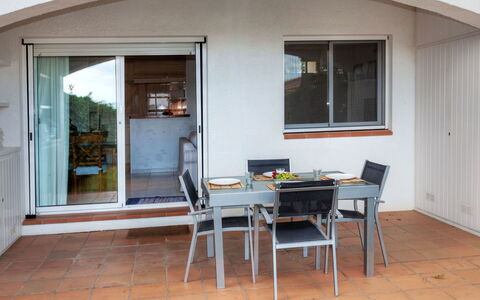 Trebol Blanco: Propiedad, Habitación, Edificio, Casa, Mueble, Bienes Raíces, Casa, Suelo, Puerta, Silla