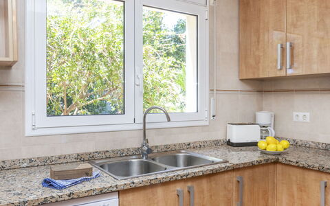 Bretos: Cocina, Mostrador, Fregadero, Madera, Lavabo, Aparato De Cocina, Electrodoméstico, Gabinetes, Diseño De Interiores, Casa
