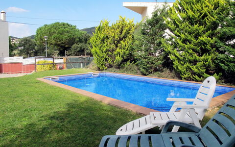 Bretos: Agua, Planta, Propiedad, Nube, Edificio, Cielo, Azur, Piscina, Árbol, Mueble Para Exteriores
