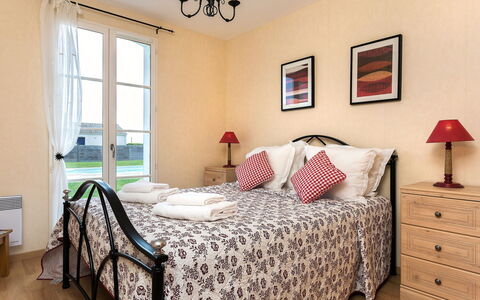 Saint-Gilles-Croix-De-Vie Givrand 604: Habitación, Cama, Mueble, Habitación, Sábana, Lecho, Propiedad, Marco De La Cama, Pared, Diseño De Interiores