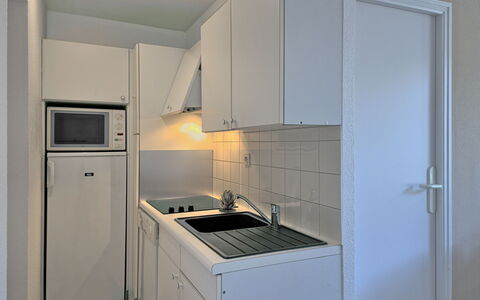 Saint Hilaire de Riez 606: Gabinetes, Propiedad, Estufa De Cocina, Edificio, Aparato De Cocina, Lavabo, Electrodoméstico, Cocina, Estufa, Puerta