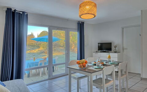 Saint Hilaire de Riez 606: Mueble, Mesa, Azur, Madera, Naranja, Cortina, Diseño De Interiores, Sombra, Sala, Piso