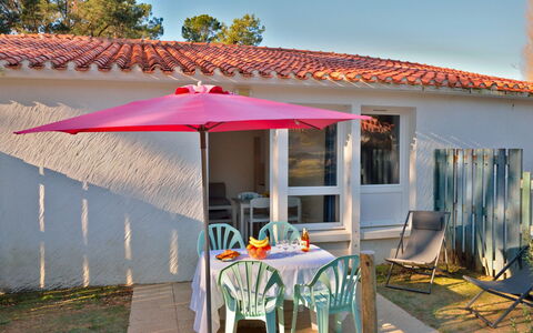 Saint Hilaire de Riez 606: Cielo, Propiedad, Mueble, Mesa, Sombra, Mesa Al Aire Libre, Mueble Para Exteriores, Silla, Ventana, Edificio