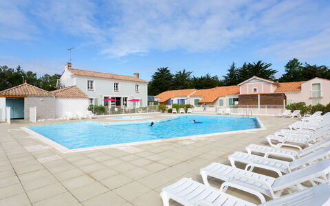Saint Hilaire de Riez 608: Nube, Cielo, Agua, Planta, Piscina, Edificio, Silla, Mueble Para Exteriores, Sunlounger, Sombra